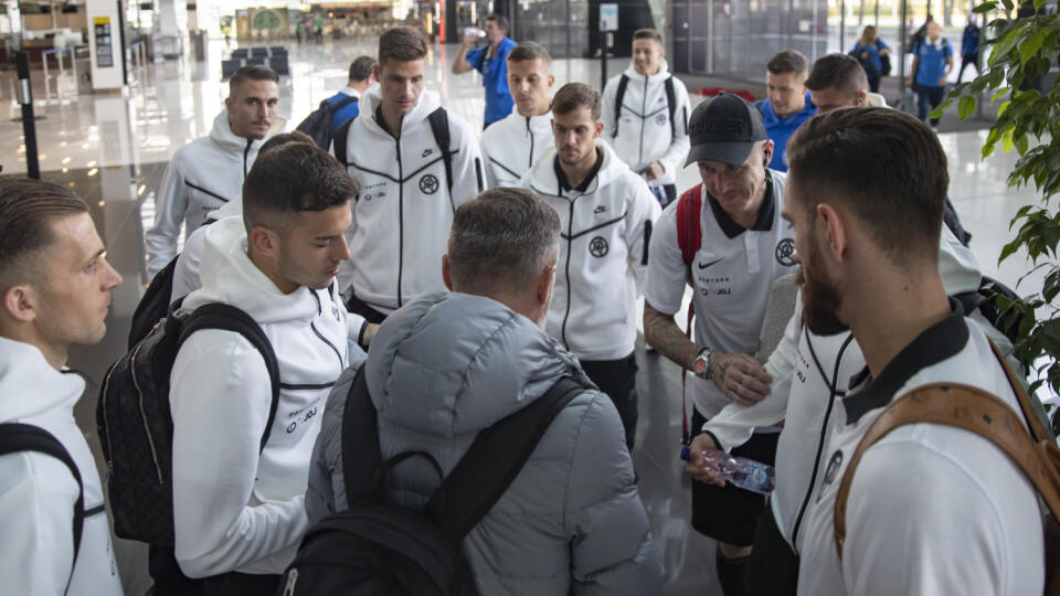 Odlet slovenských futbalových reprezentantov na zápas Ligy národov do Srbska, kde sa stretnú s Bieloruskom. Na snímke si hráči preberajú letenky z rúk člena realizačného tímu.