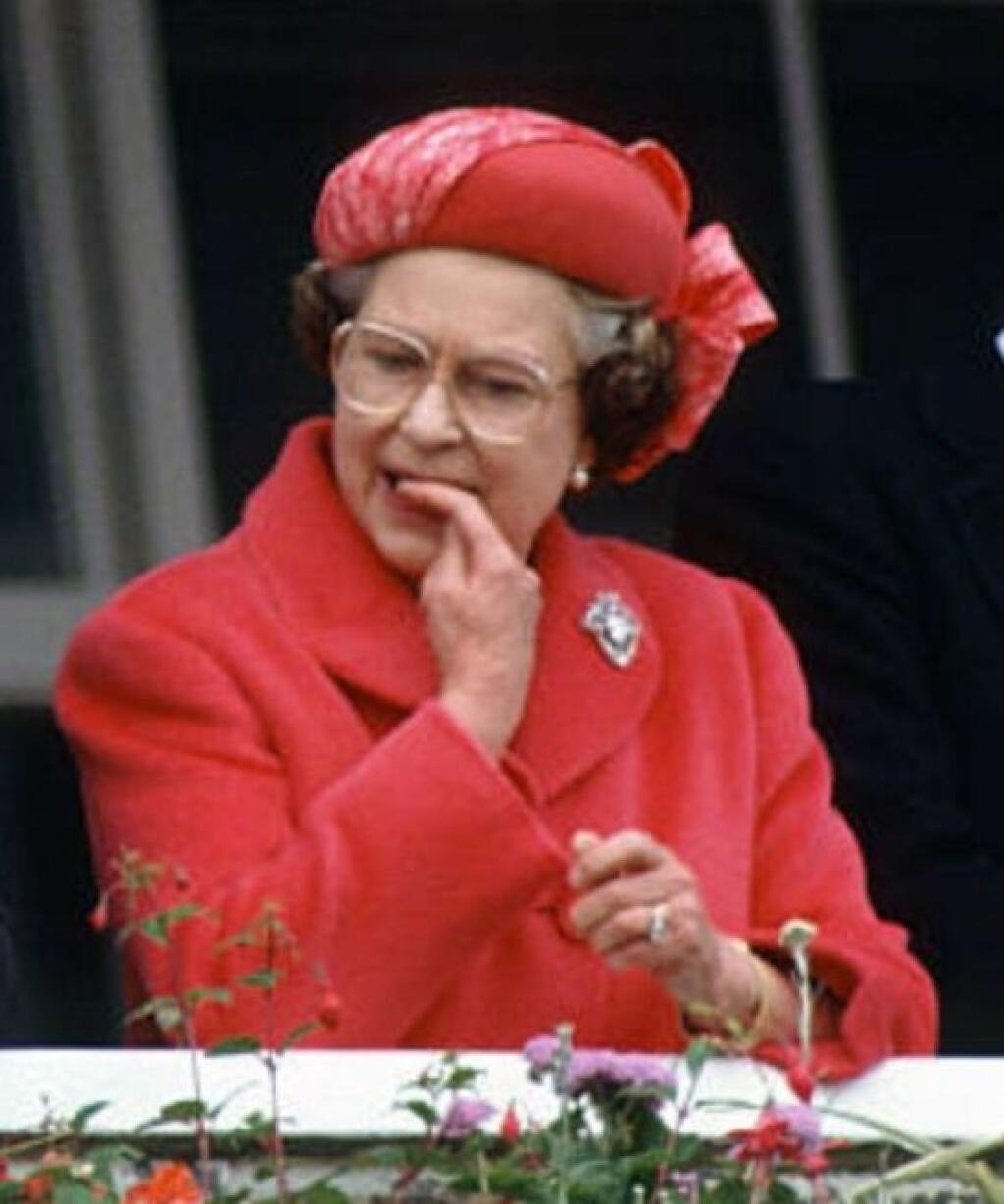 Королева Елизавета 2 ковыряется в носу