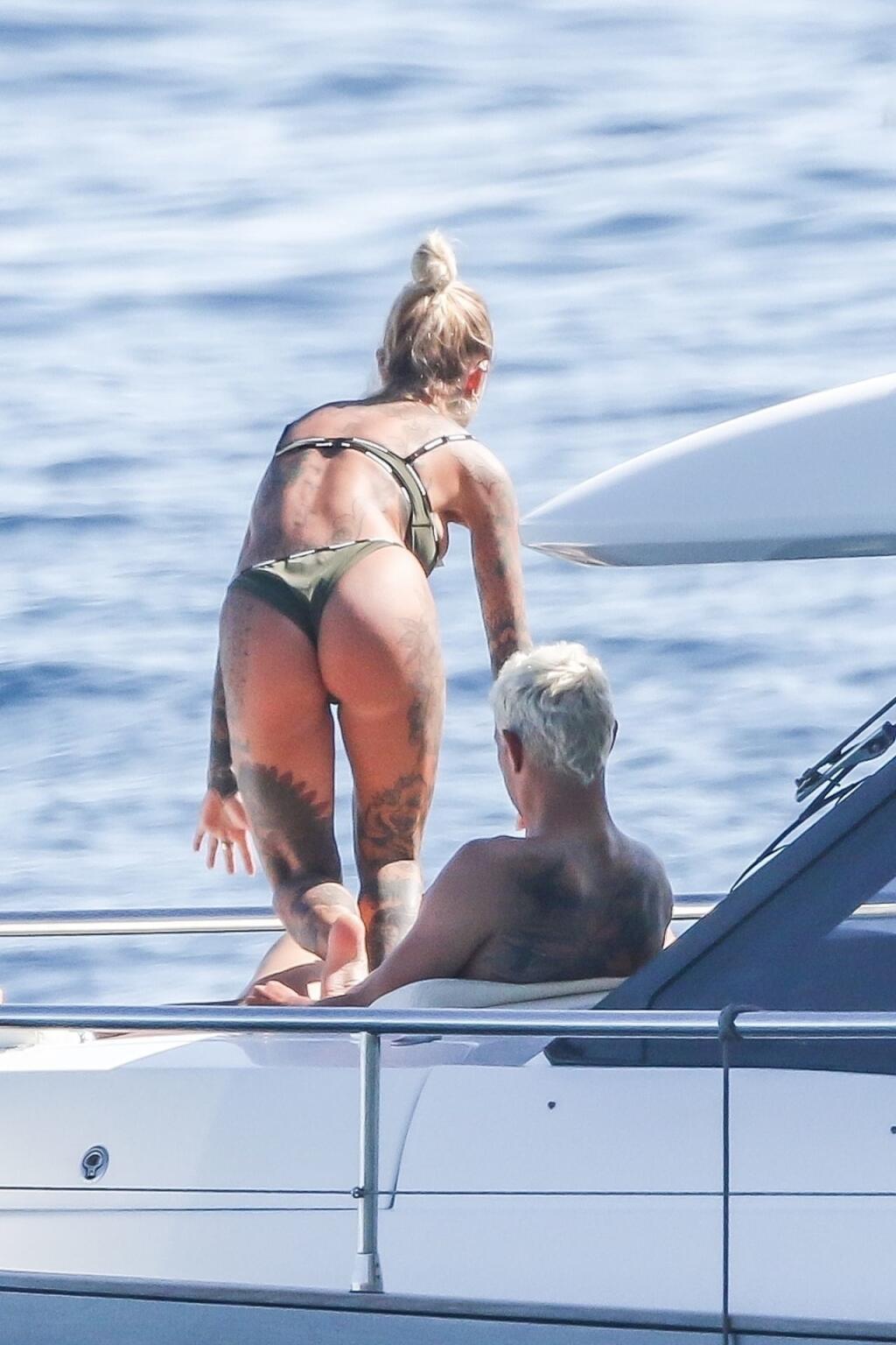 Futbalista Theo Hernandez a modelka Zoe Cristofoli si užili plavbu na jachte plnú erotiky.