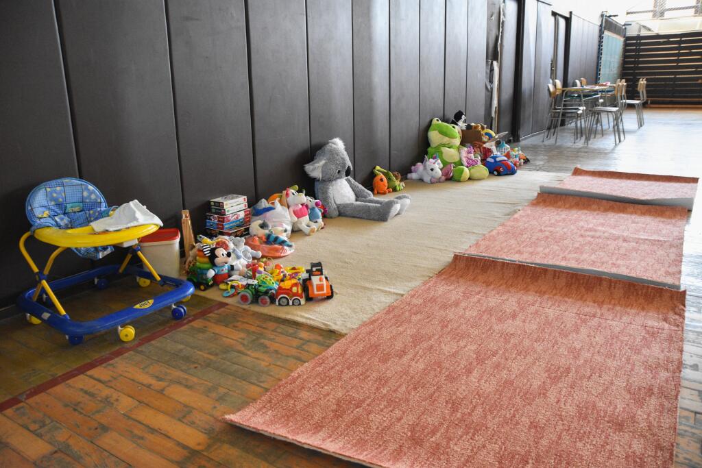 V priestoroch telocvične Gymnázia Andreja Sládkoviča (GAS) v Banskej Bystrici vzniklo krátkodobé núdzové útočisko pre vojnových utečencov z Ukrajiny. Banskobystrický samosprávny kraj (BBSK), ktorý centrum zriadil, hľadá i dobrovoľníkov ochotných poskytovať ľuďom z Ukrajiny v priestoroch centra základnú asistenčnú pomoc. Na snímke núdzové centrum pre ľudí z Ukrajiny v priestoroch telocvične GAS v Banskej Bystrici 21. marca 2022. FOTO TASR – Lukáš Mužla