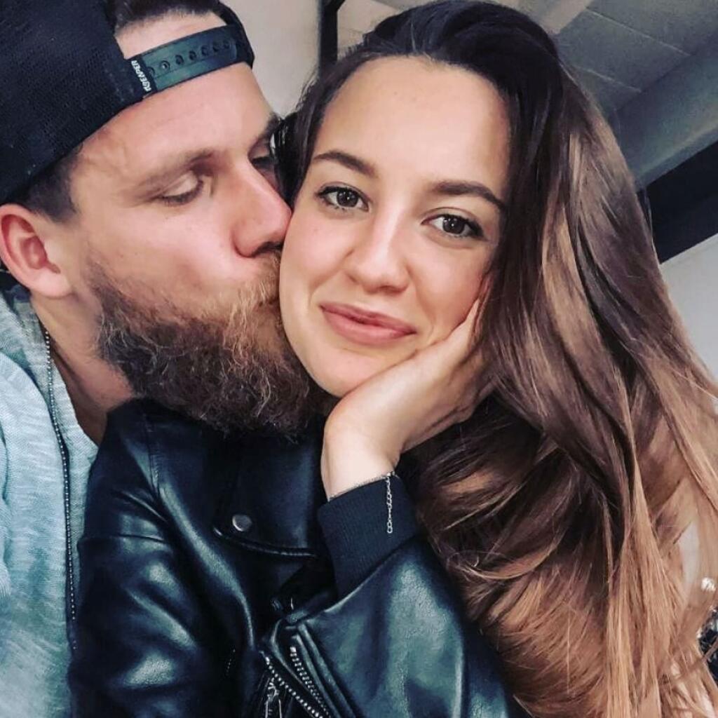 Popradský obranca Mike Dalhuisen a jeho sexi priateľka Ira.