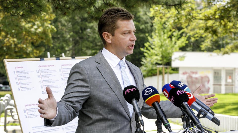 Na snímke minister dopravy a výstavby SR Andrej Doležal počas tlačovej konferencie 100 dní ministra dopravy a výstavby Andreja Doležala v Bratislave 30. júna 2020. FOTO TASR - Dano Veselský