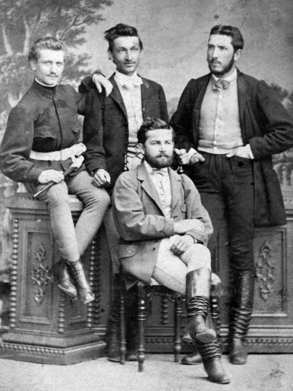 Takto sa obliekali páni v Prešove v roku 1900. Nechýbajú im vysoké čižmy, ktoré doplnili úzkymi nohavicami a klasickým sakom.