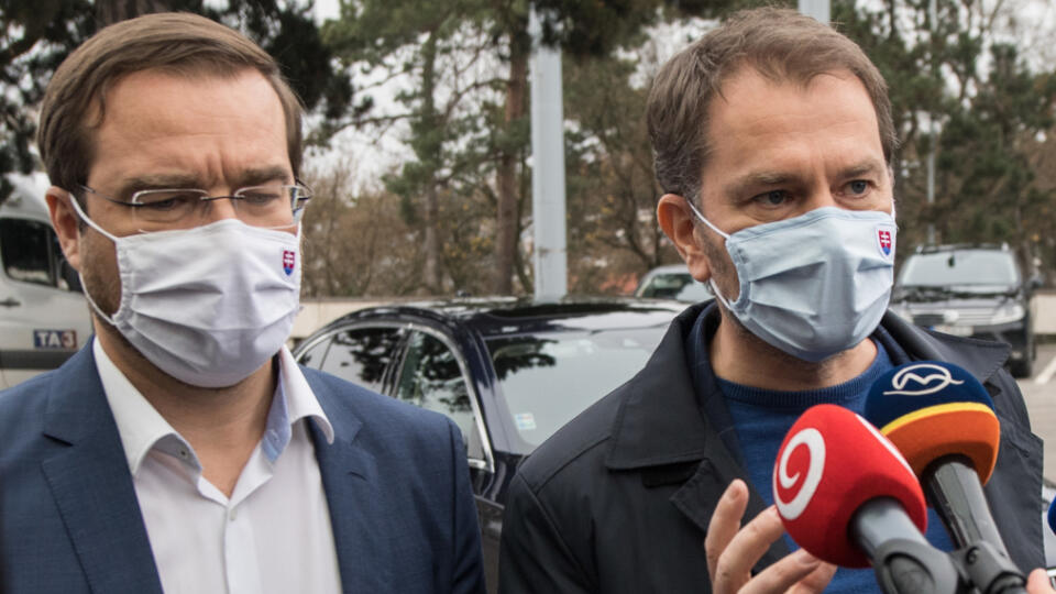 Na snímke vpravo premiér SR Igor Matovič (OĽaNO) a vľavo minister zdravotníctva SR Marek Krajčí (OĽaNO) prichádzajú na zasadnutie Ústredného krízového štábu 23. novembra 2020 v Bratislave. FOTO TASR - Martin Baumann