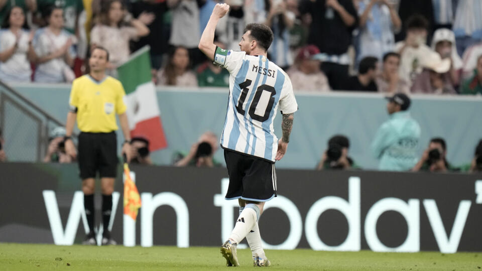 JB 108 Lusail - Argentínsky hráč Lionel Messi  oslavuje úvodný gól do bránky Mexika vo futbalovom zápase C-skupiny Argentína - Mexiko na MS 2022 vo futbale v katarskom meste Lusail 26. novembra 2022. FOTO TASR/AP


Argentina's Lionel Messi celebrates after scoring the opening goal during the World Cup group C soccer match between Argentina and Mexico, at the Lusail Stadium in Lusail, Qatar, Saturday, Nov. 26, 2022. (AP Photo/Moises Castillo)