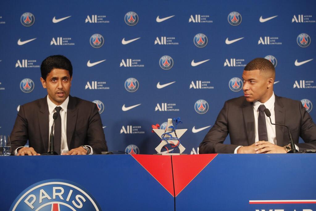 Útočník francúzskeho klubu Paríž St. Germain (PSG) Kylian Mbappe (vpravo) a prezident PSG Nasser Al-Khelaifi sedia počas tlačovej konferencie v Paríži v pondelok 23. mája 2022. Francúzsky futbalový reprezentant Kylian Mbappe predĺžil kontrakt s PSG až do roku 2025. Potvrdilo to vedenie klubu. Dvadsaťtriročnému útočníkovi 30. júna končila platnosť zmluvy. Výrazný záujem o jeho služby mal Real Madrid, no Mbappe napokon odmietol ponuku španielskeho majstra a rozhodol sa zostať v PSG.