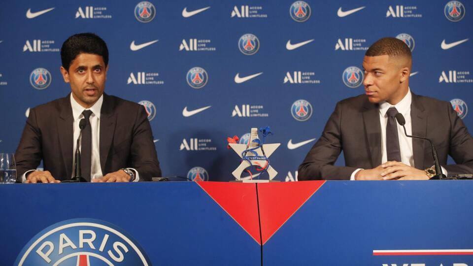 WA 12 Paríž - Útočník francúzskeho klubu Paríž St. Germain (PSG) Kylian Mbappe (vpravo) a prezident PSG Nasser Al-Khelaifi sedia počas tlačovej konferencie v Paríži v pondelok 23. mája 2022. Francúzsky futbalový reprezentant Kylian Mbappe predĺžil kontrakt s PSG až do roku 2025. Potvrdilo to vedenie klubu. Dvadsaťtriročnému útočníkovi 30. júna končila platnosť zmluvy. Výrazný záujem o jeho služby mal Real Madrid, no Mbappe napokon odmietol ponuku španielskeho majstra a rozhodol sa zostať v PSG.
