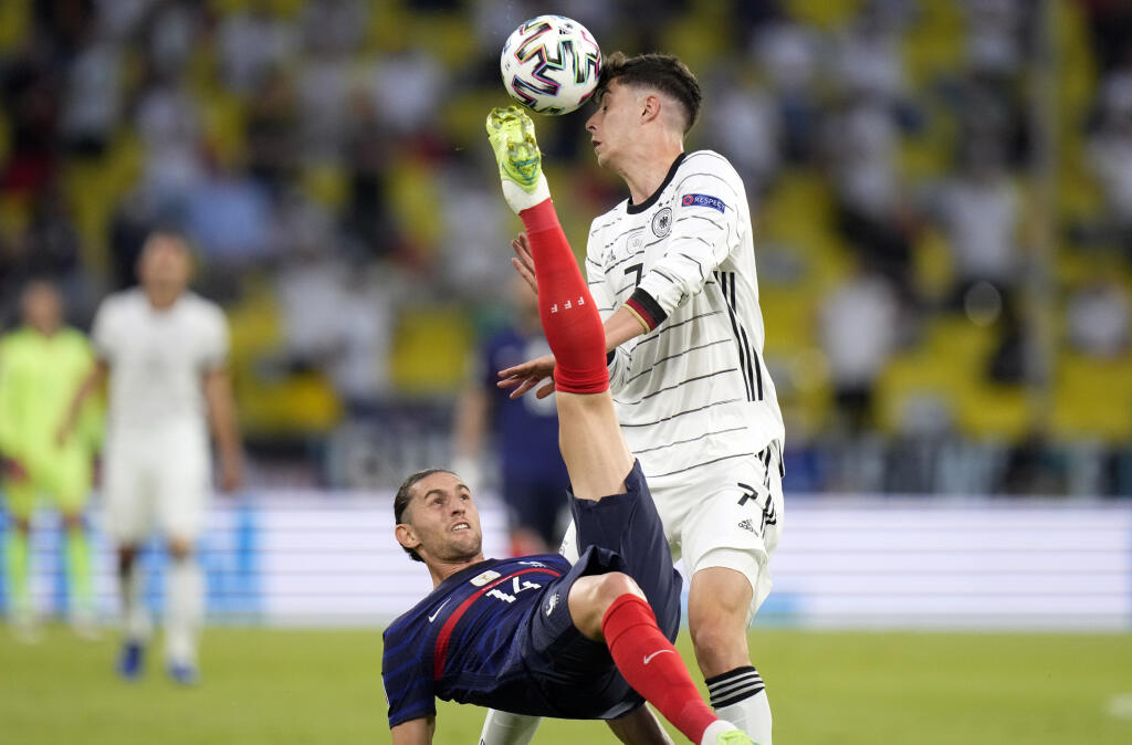 KK61 Mníchov - Francúzsky futbalista Adrien Rabiot (vľavo) a nemecký futbalista Kai Havertz počas zápasu základnej F-skupiny Francúzsko - Nemecko na ME vo futbale 15. júna 2021 v Mníchove. FOTO TASR/AP
France's Adrien Rabiot, left, battles for the ball with Germany's Kai Havertz during the Euro 2020 soccer championship group F match between France and Germany at the Allianz Arena in Munich, Germany, Tuesday, June 15, 2021. (AP Photo/Matthias Schrader, Pool)