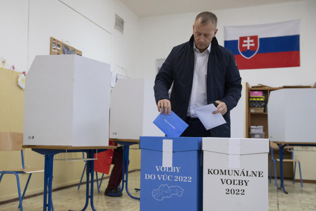 Na Slovensku sa v sobotu o siedmej hodine ráno začali historicky prvé spojené voľby do orgánov samosprávy obcí a do orgánov samosprávnych krajov. Na snímke predseda NR SR Boris Kollár (Sme rodina) vhadzuje obálku s hlasovacími lístkami do volebnej schránky pre voľby do VÚC vo volebnom okrsku na Základnej škole Milana Hodžu 29. októbra 2022 v Bratislave. FOTO TASR - Pavel Neubauer