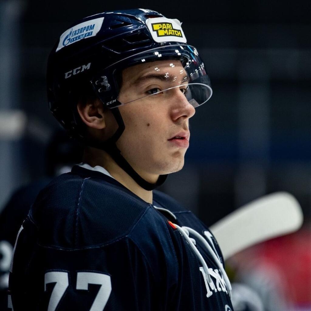 Iba 19-ročný ruský hokejista Timur Fajzutdinov zomrel po tom, čo v piatkovom zápase juniorskej MHL utrpel vážne zranenia hlavy a mozgu po zásahu pukom.