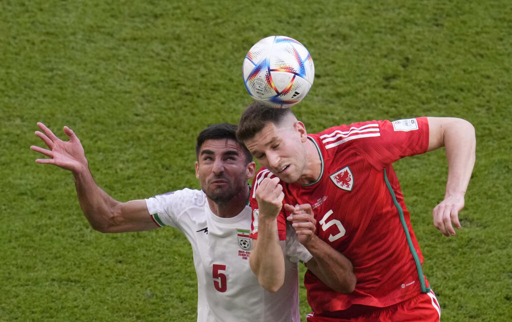 KK17 Al Raján - Na snímke hráč Chris Mepham(vpravo) z Walesu a Milad Mohammadi z Iránu počas zápasu základnej B-skupiny Wales - Irán na majstrovstvách sveta vo futbale 25. novembra 2022 v katarskom meste Al Raján. FOTO TASR/AP
Iran's Milad Mohammadi, left, jumps for the ball with Wales' Chris Mepham during the World Cup group B soccer match between Wales and Iran, at the Ahmad Bin Ali Stadium in Al Rayyan , Qatar, Friday, Nov. 25, 2022. (AP Photo/Manu Fernandez)