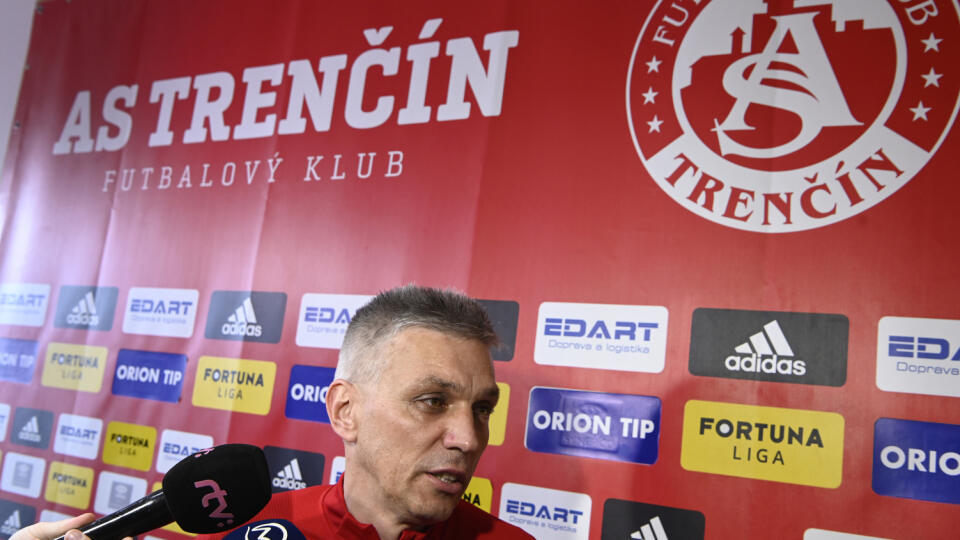 Tréner AS Trenčín Norbert Hrnčár odpovedá na otázky novinárov počas mediálneho dňa AS Trenčín pred jarnou časťou futbalovej Fortuna ligy, 13. februára 2020 v Trenčíne. FOTO TASR - Radovan Stoklasa