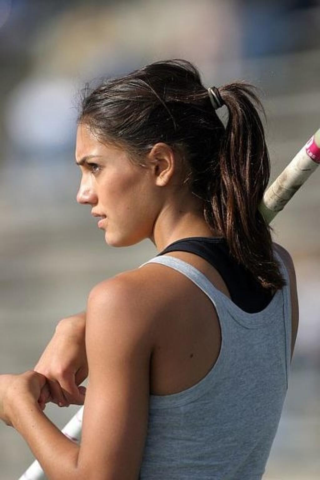 Tieto zábery 17-ročnej Allison Stokke sa stali hitom internetu, ale skokanke o žrdi zničili kariéru.