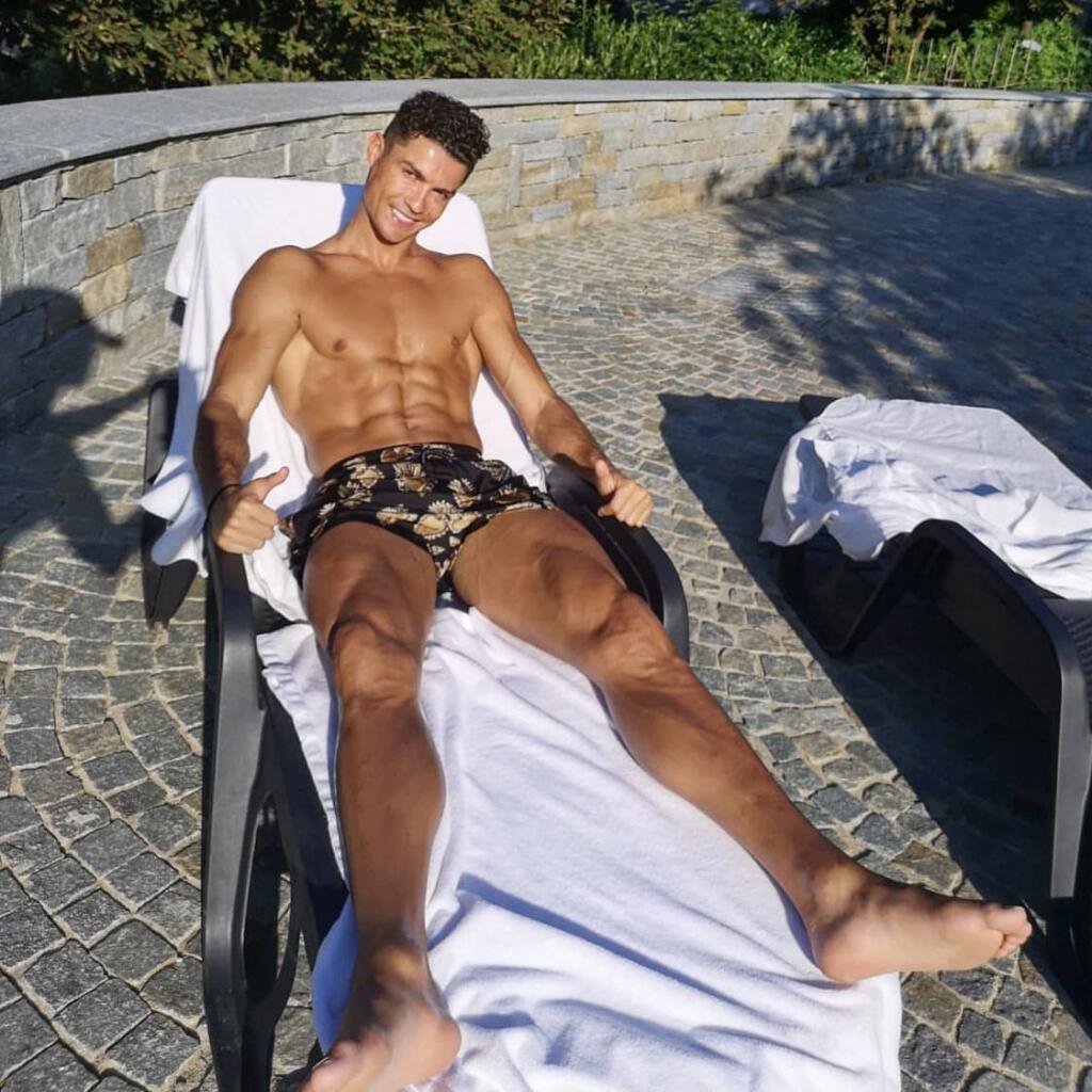 Ronaldo sa pri svojom dome aj opaľuje.