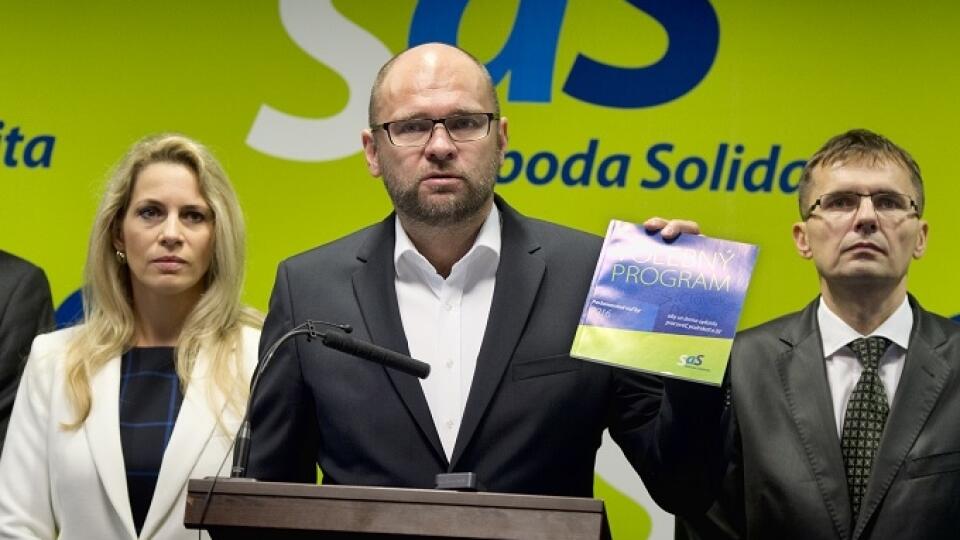 Na snímke uprostred predseda strany Sloboda a Solidarita (SaS) Richard Sullík, vpravo Ľubomír Galko a vľavo Jana Kiššová počas tlačovej konferencie SaS pri predstavení kandidátky SaS do parlamentných volieb 2016. V Bratislave 30. novembra 2015. FOTO TASR - Pavel Neubauer
