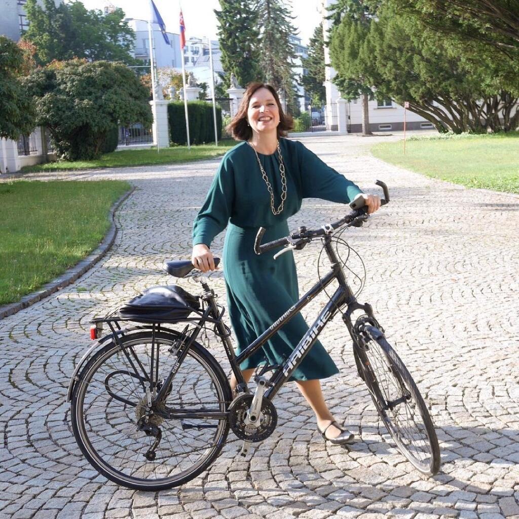 Remišová má vzťah ku športu, obľubuje najmä túry a bicyklovanie.