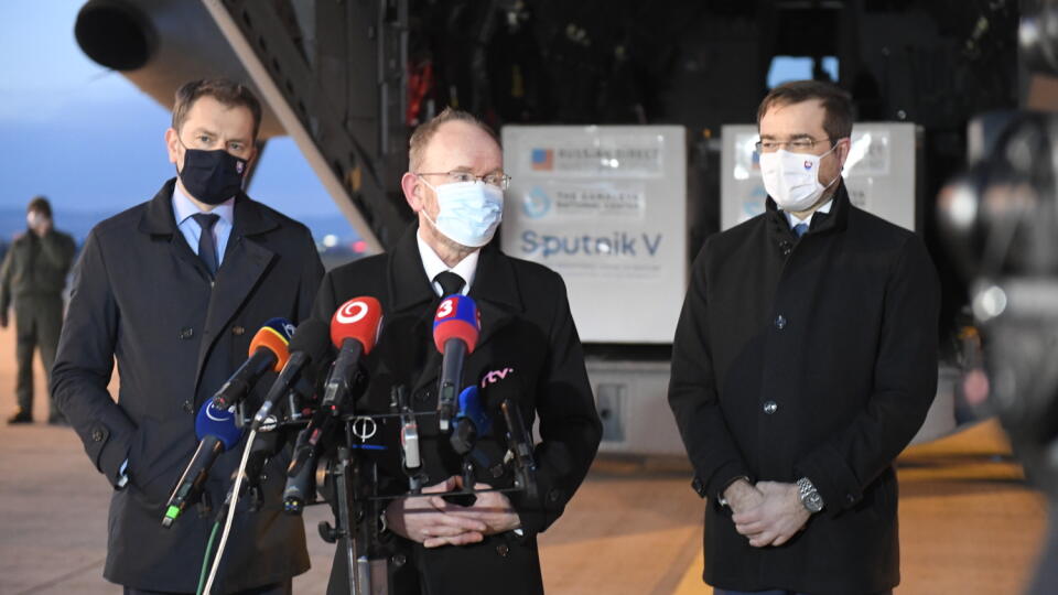 Slovensko nakúpi dva milióny kusov ruskej vakcíny Sputnik V. Premiér Igor Matovič (OĽANO) o tom informoval z košického letiska, kde priviezli prvú dodávku. Minister zdravotníctva Marek Krajčí (OĽANO) potvrdil, že očkovanie vakcínou bude dobrovoľné a bez obmedzenia veku. Začať by sa mohlo najskôr o dva týždne. Na snímke tlačová konferencia predsedu vlády SR Igora Matoviča (vľavo), ministra zdravotníctva SR Mareka Krajčího (vpravo) a infektológa a prednostu kliniky infektológie a cestovnej medicín