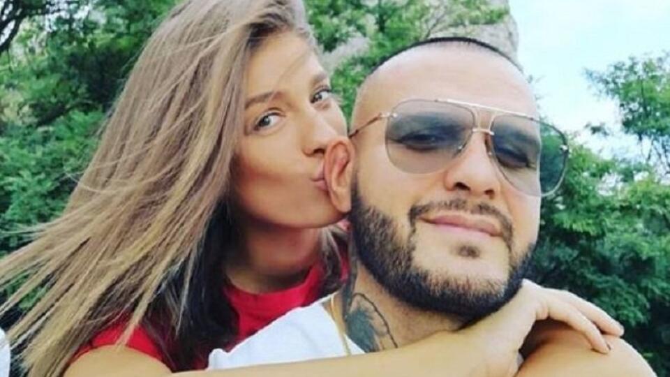 Rytmus na Štedrý deň priznal, že s Jasminou čaká dieťa.