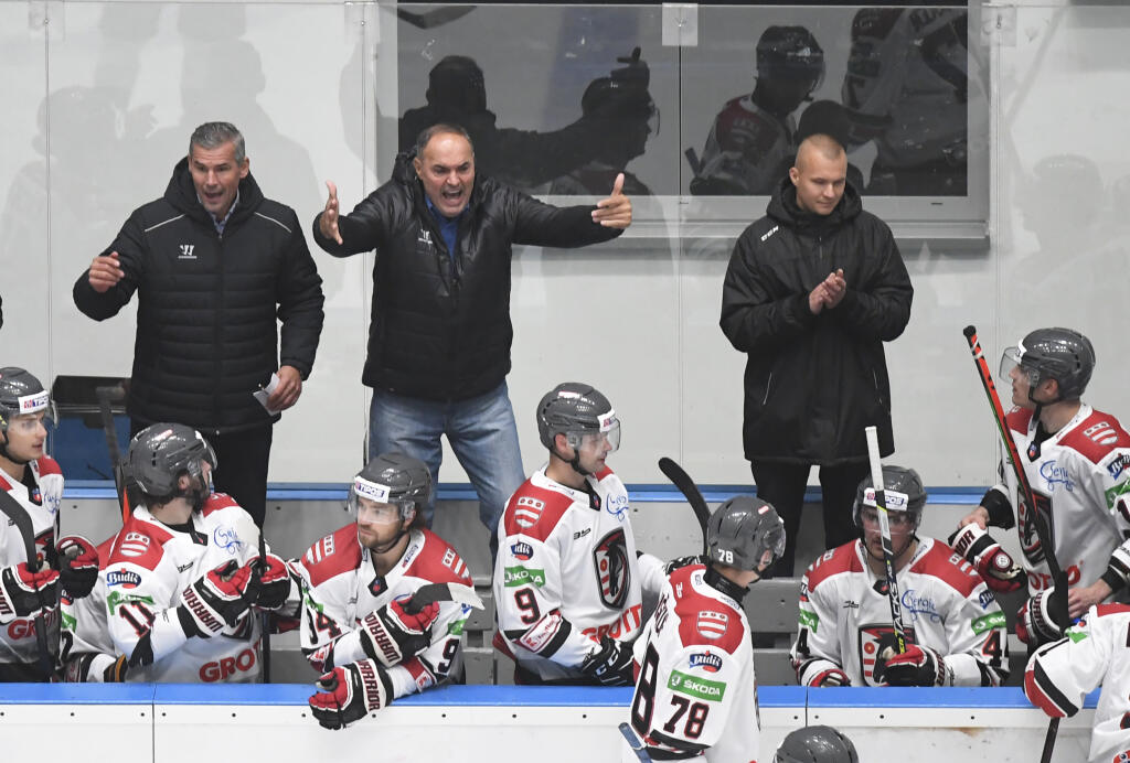 Na snímke lavička Prešova, uprostred tréner Ernest Bokroš v 1. kole hokejovej Tipos extraligy HC Grotto Prešov - HC ‘05 Banská Bystrica v Prešove 24. septembra 2021. FOTO TASR – František Iván