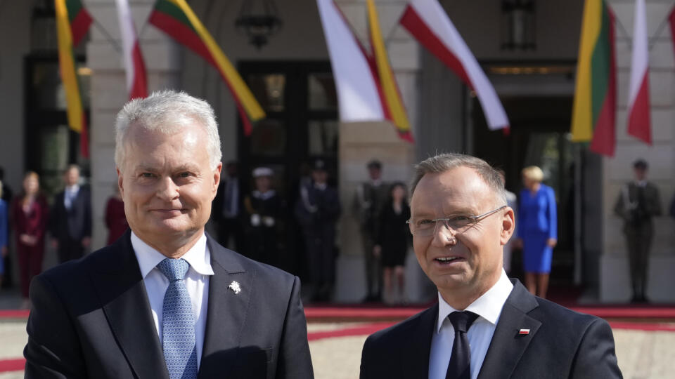 WA 66 Varšava - Poľský prezident Andrzej Duda (vpravo) a litovský prezident Gitanas Nauseda sa usmievajú počas uvítacieho ceremoniálu vo Varšave v stredu 4. septembra 2024. FOTO TASR/AP
Poland's President Andrzej Duda, right, greets Lithuania's President Gitanas Nauseda during a welcoming ceremony at the Presidential Palace in Warsaw, Poland, Wednesday Sept. 4, 2024. (AP Photo/Czarek Sokolowski)