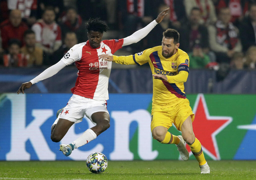 SY 48 Praha - Hráč Barcelony Lionel Messi (vpravo) a hráč Slavie Peter Olayinka v súboji o loptu v zápase skupiny F futbalovej Ligy majstrov Slavia Praha - FC Barcelona v Prahe 23. októbra 2019. FOTO TASR/AP
Barcelona's Lionel Messi, right, duels for the ball with Slavia's Peter Olayinka during the Champions League group F soccer match between Slavia Praha and FC Barcelona at the Sinobo stadium in Prague, Czech Republic, Wednesday, Oct. 23, 2019. (AP Photo/Petr David Josek)