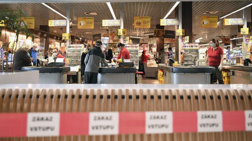 Obchodné centrum Aupark v Košiciach je otvorené, väčšina prevádzok je v ňom zatvorených, len niektoré sú otvorené. Na lavičky je zákaz sadania, na poschodie sa taktiež po schodoch nedá dostať. Košice, 5. mája 2020. FOTO TASR – František Iván