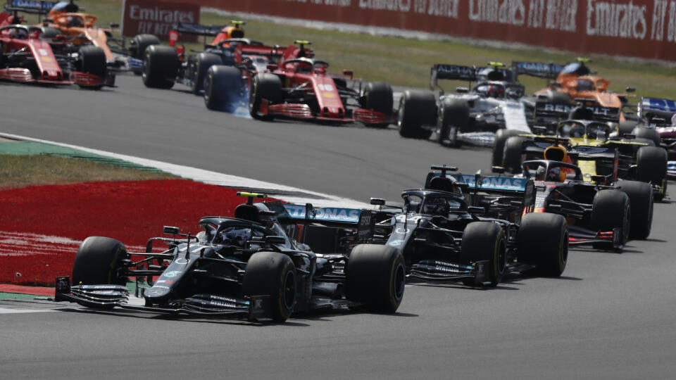 JB 40 Silverstone - Fínsky jazdec F1 na Mercedese Valtteri Bottas (vľavo) vedie po štarte pretekov nedeľňajšej Veľkej ceny k 70. výročiu formuly 1 na okruhu Silverstone 9. augusta 2020. FOTO TASR/AP

Mercedes driver Valtteri Bottas of Finland, left, at the start of the 70th Anniversary Formula One Grand Prix at the Silverstone circuit, Silverstone, England, Sunday, Aug. 9, 2020. (AP Photo/Frank Augstein,Â Pool)