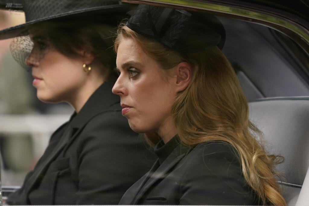 KK12 Londýn - Na snímke zľava britské princezné Eugenie a Beatrice, dcéry britského princa Andrewa, odchádzajú v aute po skončení štátneho pohrebu zosnulej britskej kráľovnej Alžbety II. z Westminsterského opátstva v Londýne v pondelok 19. septembra 2022. Štátny pohreb panovníčky sa začal v pondelok o 11.00 h (12.00 SELČ). Rakvu následne previezli k Wellingtonovmu víťaznému oblúku a ďalšie obrady sa uskutočnili v priestoroch Windsorského hradu. Kráľovná Alžbeta II. zomrela 8. septembra vo veku 9