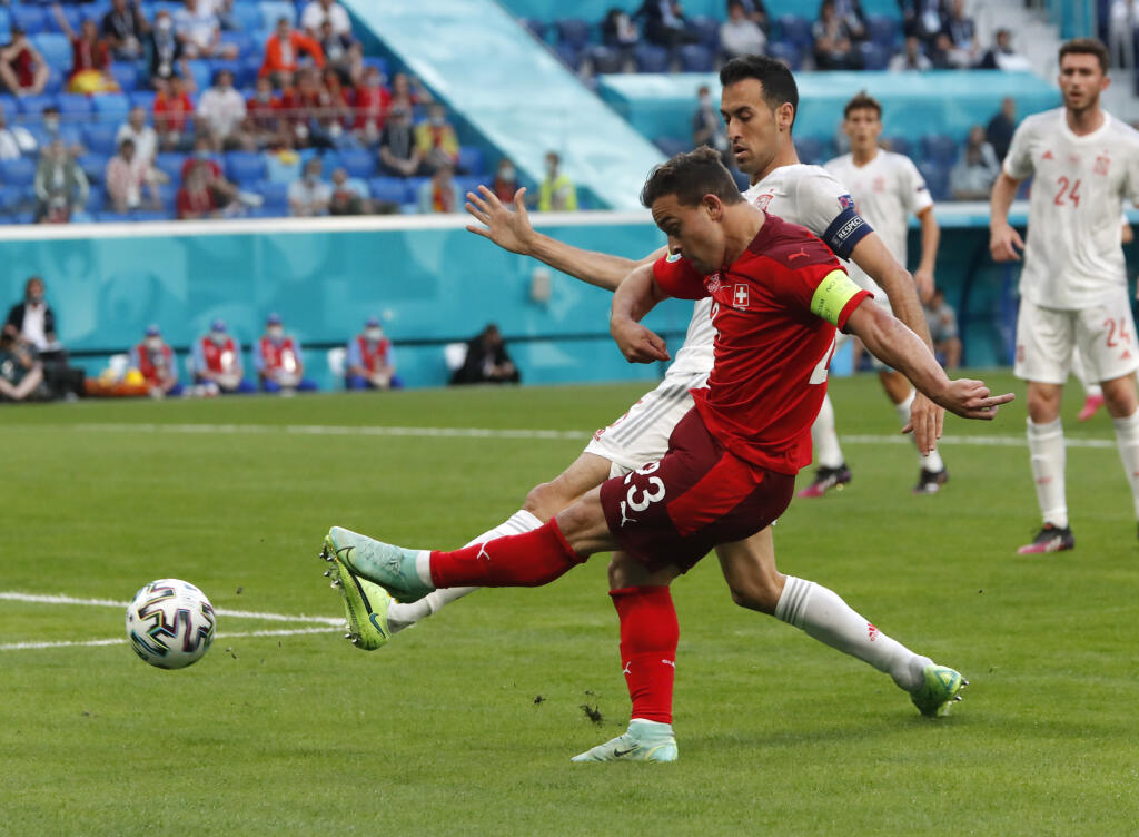 JB 28 Petrohrad - Švajčiarsky hráč Xherdan Shaqiri (vpredu) kope do lopty pred Španielom Sergiom Busquetsom v zápase štvrťfinále Švajčiarsko - Španielsko na EURO 2020 vo futbale v Petrohrade 2. júla 2021. FOTO TASR/AP
Switzerland's Xherdan Shaqiri kicks the ball ahead of Spain's Sergio Busquets during the Euro 2020 soccer championship quarterfinal match between Switzerland and Spain, at the Saint Petersburg stadium in Saint Petersburg, Friday, July 2, 2021. (Maxim Shemetov /Pool Photo via AP)