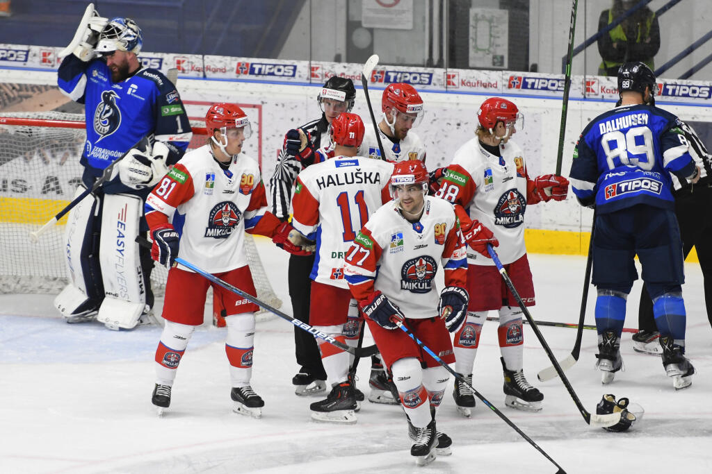 Na snímke hráči MHk 32 Liptovský Mikuláš po góle na 1:4 počas zápasu 1. kola Tipos extraligy MHk 32 Liptovský Mikuláš - HK Poprad 24. septembra 2021 v Liptovskom Mikuláši. FOTO TASR – Milan Kapusta