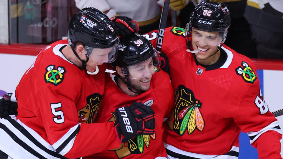 Hokejisti Chicaga Blackhawks si dúhové dresy napokon neoblečú.