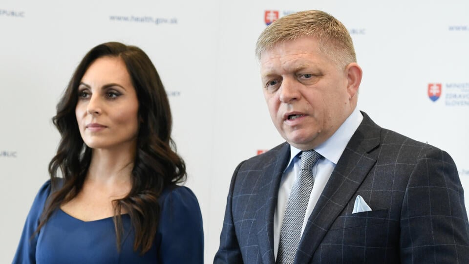 Na snímke vpravo predseda vlády SR Robert Fico (Smer-SD) a vľavo ministerka zdravotníctva SR Zuzana Dolinková (Hlas-SD) počas tlačovej konferencie po kontrolnom dni na Ministerstve zdravotníctva SR 15. apríla 2024 v Bratislave. FOTO TASR - Pavel Neubauer