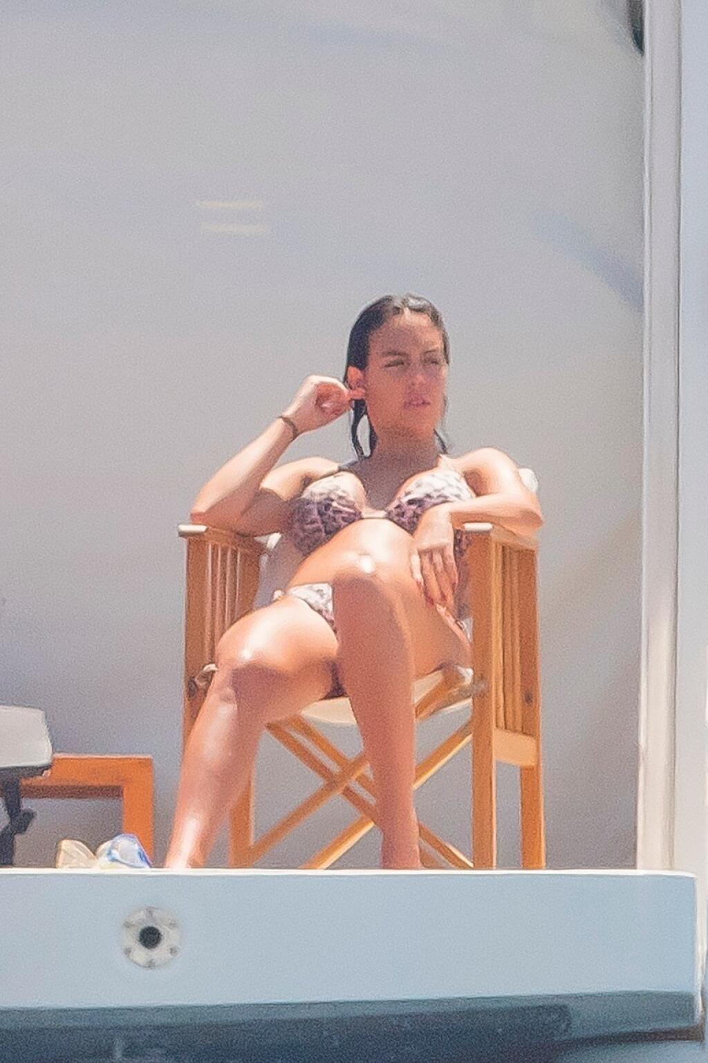 Popularita Georginy popri Ronaldo vystrelila hore, paparazzi fotografi ju prenasledujú na každom kroku.