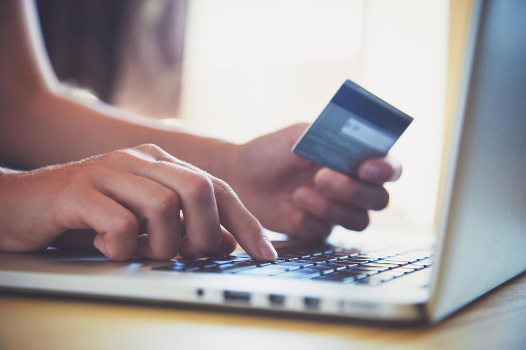poÄÃ­taÄ - nakupovanie cez internet - online nÃ¡kup - platobnÃ¡ karta
