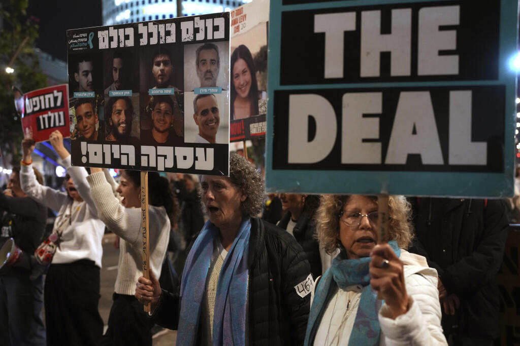 KK23 Tel Aviv - Príbuzní a priatelia ľudí zabitých a unesených Hamasom a odvlečených do Gazy sa zúčastňujú demonštrácie v Tel Avive 15. januára 2025. Izrael a palestínske militantné hnutie Hamas na stredajších rokovaniach v katarskej Dauhe súhlasili s dohodou o prímerí v Pásme Gazy a prepustení rukojemníkov. FOTO TASR/AP
Relatives and friends of people killed and abducted by Hamas and taken into Gaza, take part in a demonstration in Tel Aviv, Israel, Wednesday, Jan. 15, 2025. (AP Photo/Ohad Zwig