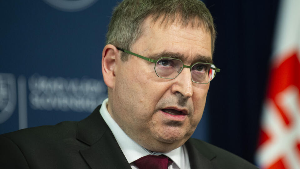 Na snímke minister školstva SR Daniel Bútora počas prvej tlačovej konferencie vlády odborníkov SR 15. mája 2023 v Bratislave.