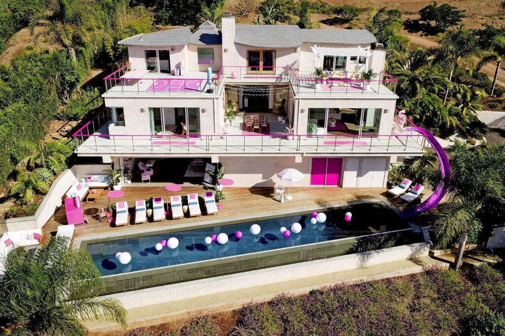 Airbnb si uctilo výročie legendárnej bábiky Barbie po svojom.