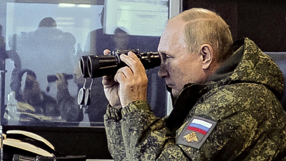 Ruský prezident Vladimir Putin sleduje vojenské cvičenie Vostok 2022.