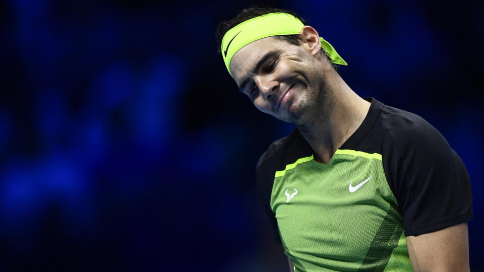 KK26 Turín - Španielsky tenista Rafael Nadal reaguje v dueli zelenej skupiny proti Kanaďanovi Felixovi Augerovi-Aliassimeovi na turnaji majstrov v Turíne v utorok 15. novembra 2022. Nadal prehral Kanaďanom Felixom Augerom-Aliassimeom 3:6, 4:6. FOTO TASR/AP
Rafael Nadal reacts during his singles tennis match with Felix Auger-Aliassime at the ATP World Tour Finals, at the Pala Alpitour in Turin, Italy, Tuesday, Nov. 15, 2022. (Nicolo' Campo/LaPresse via AP)