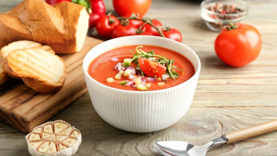 Gaspacho s paradajkami a uhorkou.