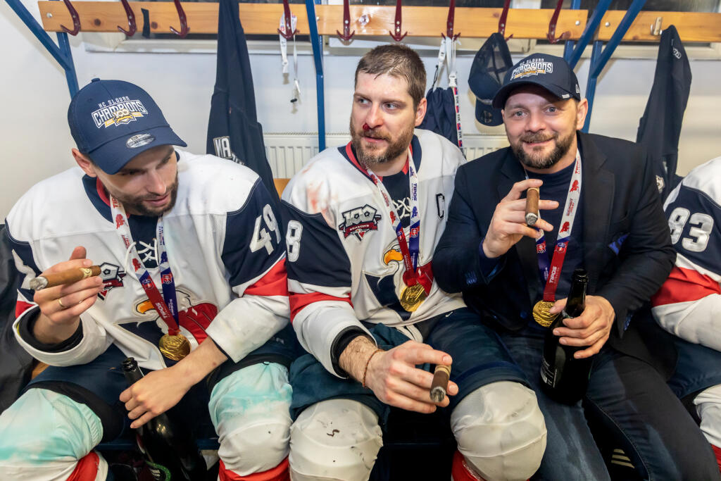 Hokejisti HC Slovan Bratislava zvíťazili v šiestom zápase finále Kaufland play off Tipos extraligy 2021/2022 a získali titul majstra SR. Šiesty zápas vyhrali s HK Nitra 5:2 a celú sériu 4:2 na zápasy. Na snímke sú oslavy titulu v šatni, Samuel Takáč a Michal Sersen.