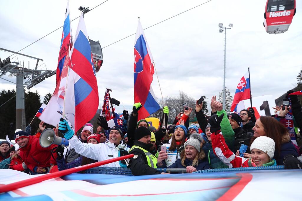 Spontánna Petra Vlhová preskočila zábrany a radovala sa so slovenskými fanúšikmi.