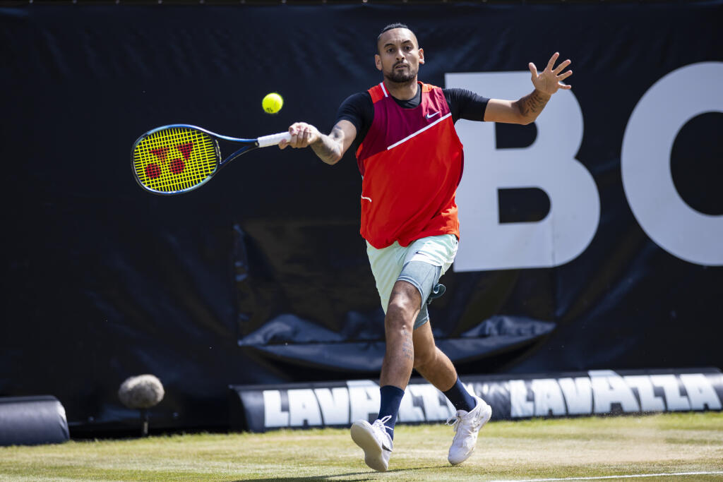 Tenisová analytička tvrdí, že fanúšikovia Kyrgiosa sledujú z nesprávnych dôvodov, pričom zakaždým dúfajú, že niečo vystrojí. Dokonca aj McEnroe ho varoval, aby dával pozor na svoju náladovosť, keďže on s ňou má skúsenosti. Bývalý britský hráč Andrew Castle však tenistu opisuje ako