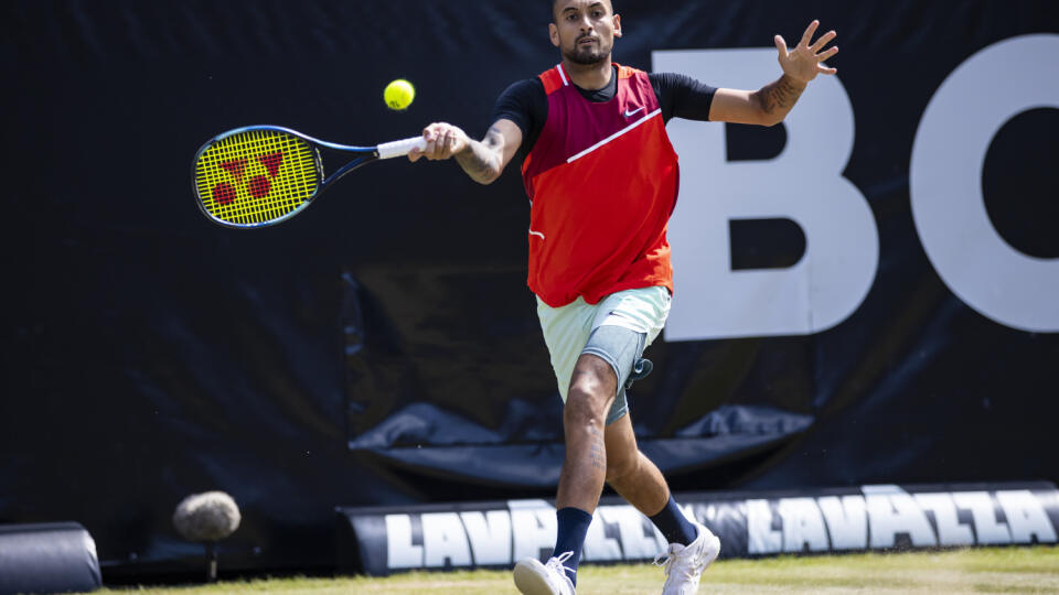 KK57 Stuttgart - Austrálsky tenista Nick Kyrgios odvracia loptičku Brita Andyho Murraya v semifinále tenisového turnaja ATP v Stuttgarte 11. júna 2022. FOTO TASR/AP 

Australia's Nick Kyrgios returns a ball to Britain's Andy Murray during their ATP tennis semifinals match in Stuttgart, Germany, Saturday, June 11, 2022. (Tom Weller/dpa via AP)