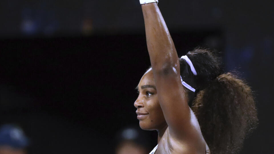EBE 15 Melbourne - Na snímke americká tenistka Serena Williamsová postúpila do 3. kola dvojhry na grandslamovom turnaji Australian Open v Melbourne po víťazstve v 2. kole nad Slovinkou Tamarou Židanšekovou 6:2, 6:3 v stredu 22. januára 2020. FOTO TASR/AP
Serena Williams of the U.S. waves after defeating Slovenia's Tamara Zidansek in their second round singles match at the Australian Open tennis championship in Melbourne, Australia, Wednesday, Jan. 22, 2020. (AP Photo/Dita Alangkara)