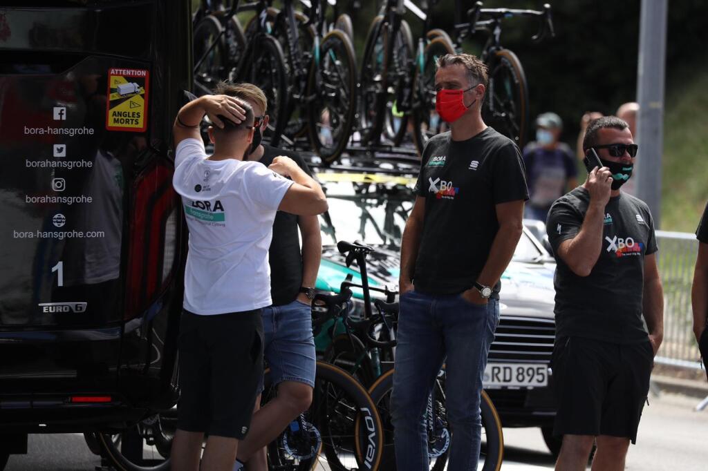 V tíme Bora-Hansgrohe zavládol pred 12. etapou smútok. Sagan usúdil, že ho bolesť kolena nepustí a odstúpil z pretekov.