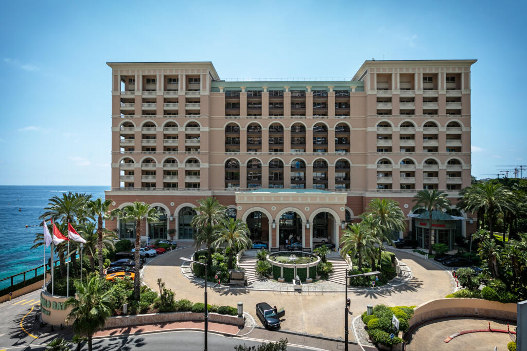 Na snímke je luxusný hotel Monte-Carlo Bay, ktorý sa nachádza vedľa apartmánového domu, kde býva hviezda formuly jeden Lewis Hamilton.