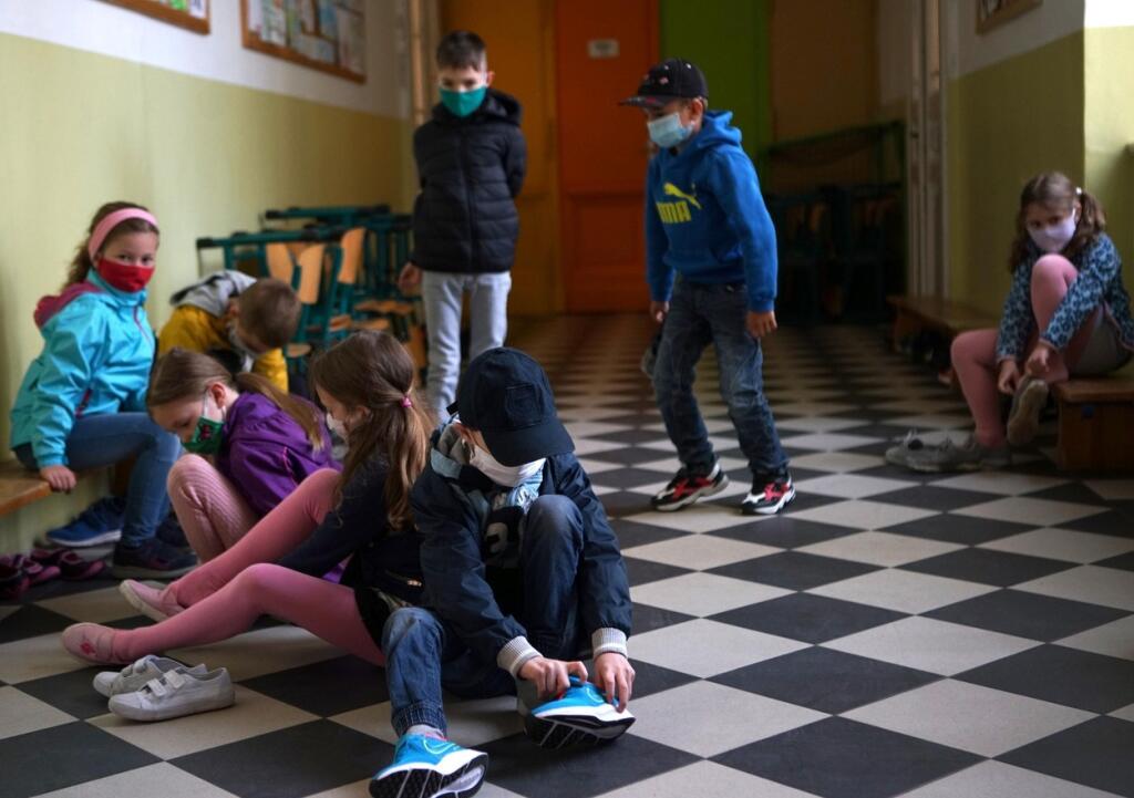Česká vláda v utorok rozhodla, že od 12. apríla sa do škôl vrátia žiaci prvého stupňa základných škôl aj deti v predškolskom veku.