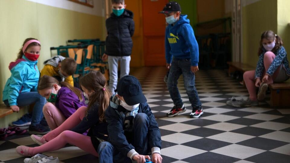 Česká vláda v utorok rozhodla, že od 12. apríla sa do škôl vrátia žiaci prvého stupňa základných škôl aj deti v predškolskom veku.