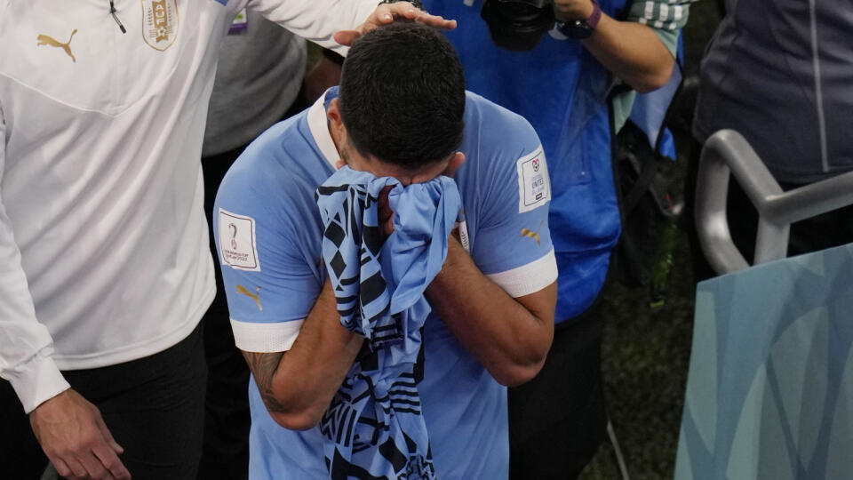 KK36 Wakra - Uruguajský futbalista  Luis Suarez plače na konci zápasu základnej H-skupiny Ghana - Uruguaj na majstrovstvách sveta vo futbale v katarskom meste Wakra v piatok 2. decembra 2022. Futbalisti Uruguaja zvíťazili v zápase záverečného 3. kola H-skupiny na MS v Katare nad Ghanou 2:0. O ich triumfe rozhodol dvoma gólmi v prvom polčase Giorgian De Arrascaeta. Uruguajčanom však výsledok k postupu nestačil, skóre mali o jeden gól horší ako Kórejčania, ktorí obsadili druhú postupovú priečku. F